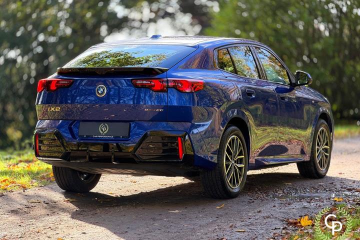 Blå BMW iX2 fra 2025