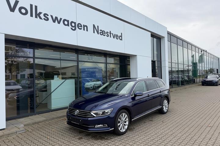 Blå VW Passat fra 2019