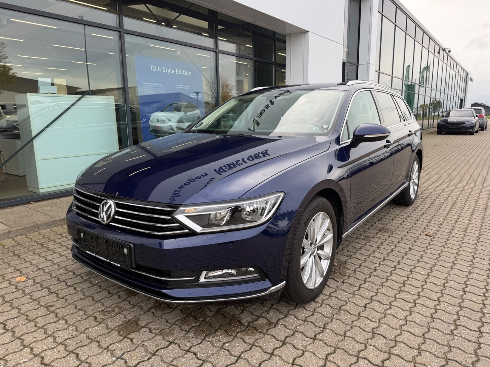 Blå VW Passat fra 2019
