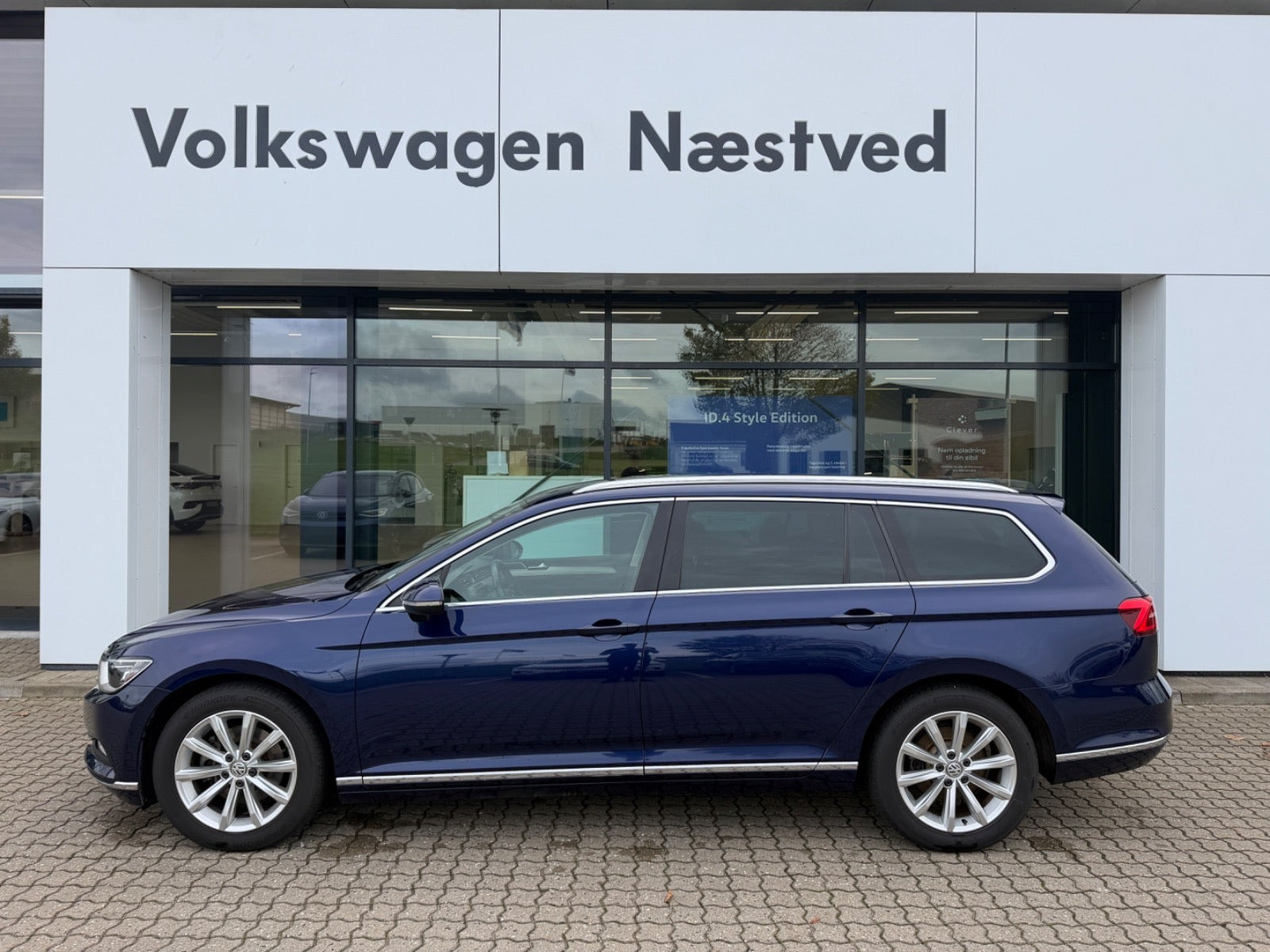 Blå VW Passat fra 2019