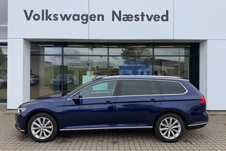 Blå VW Passat fra 2019
