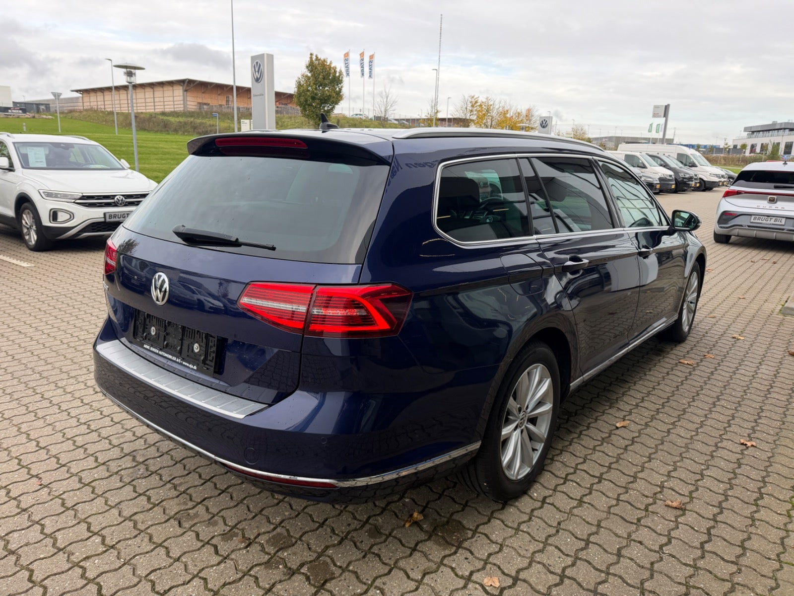 Blå VW Passat fra 2019