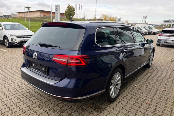 Blå VW Passat fra 2019