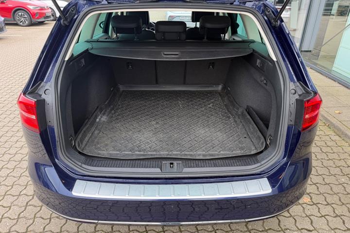 Blå VW Passat fra 2019