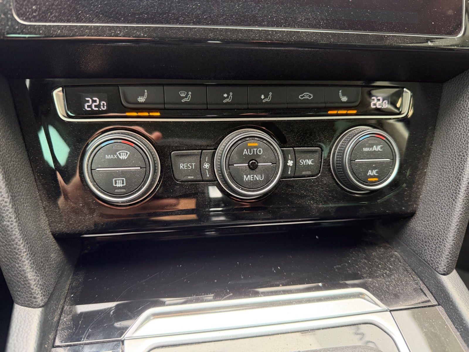 Blå VW Passat fra 2019