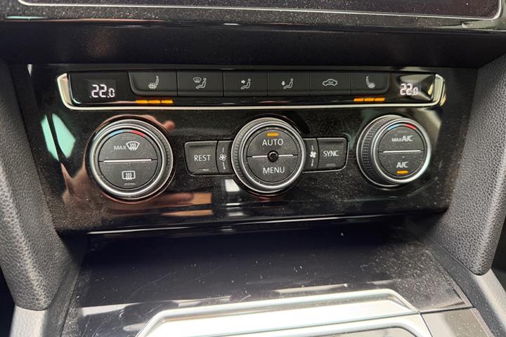 Blå VW Passat fra 2019