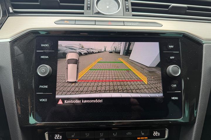 Blå VW Passat fra 2019