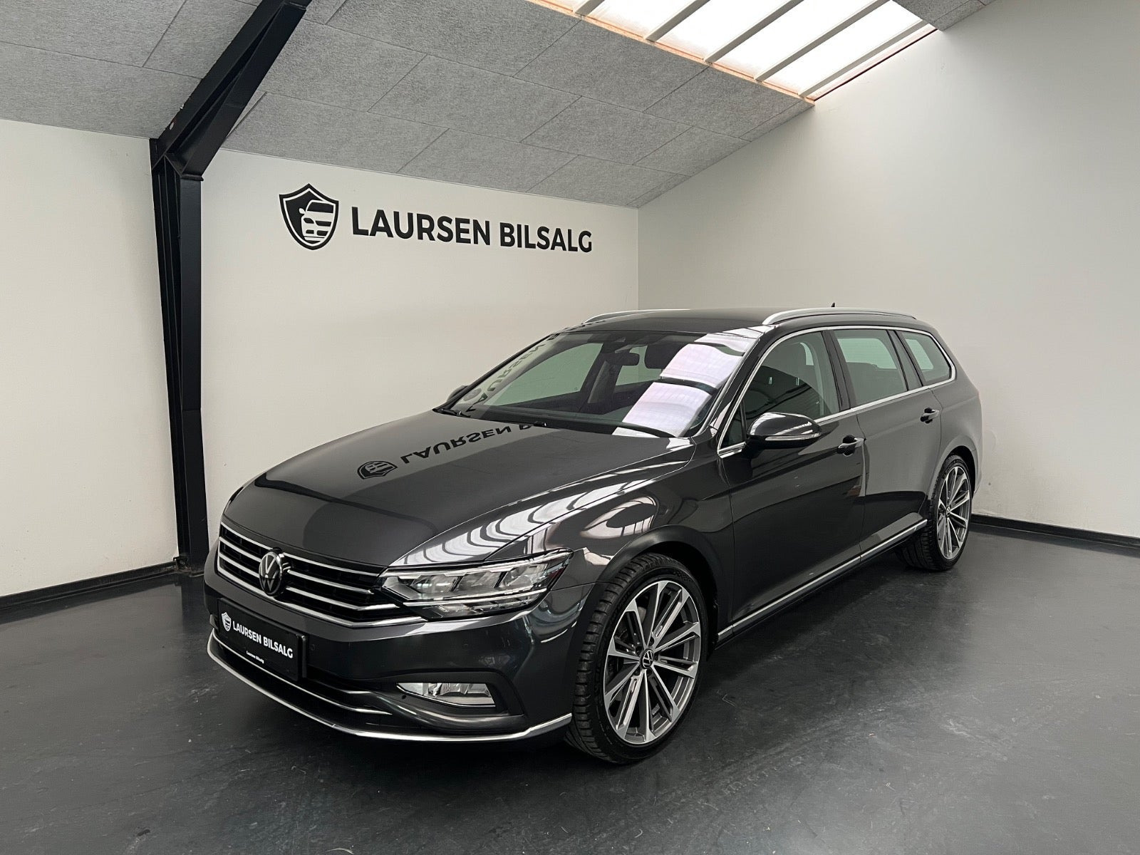 Grå VW Passat fra 2021