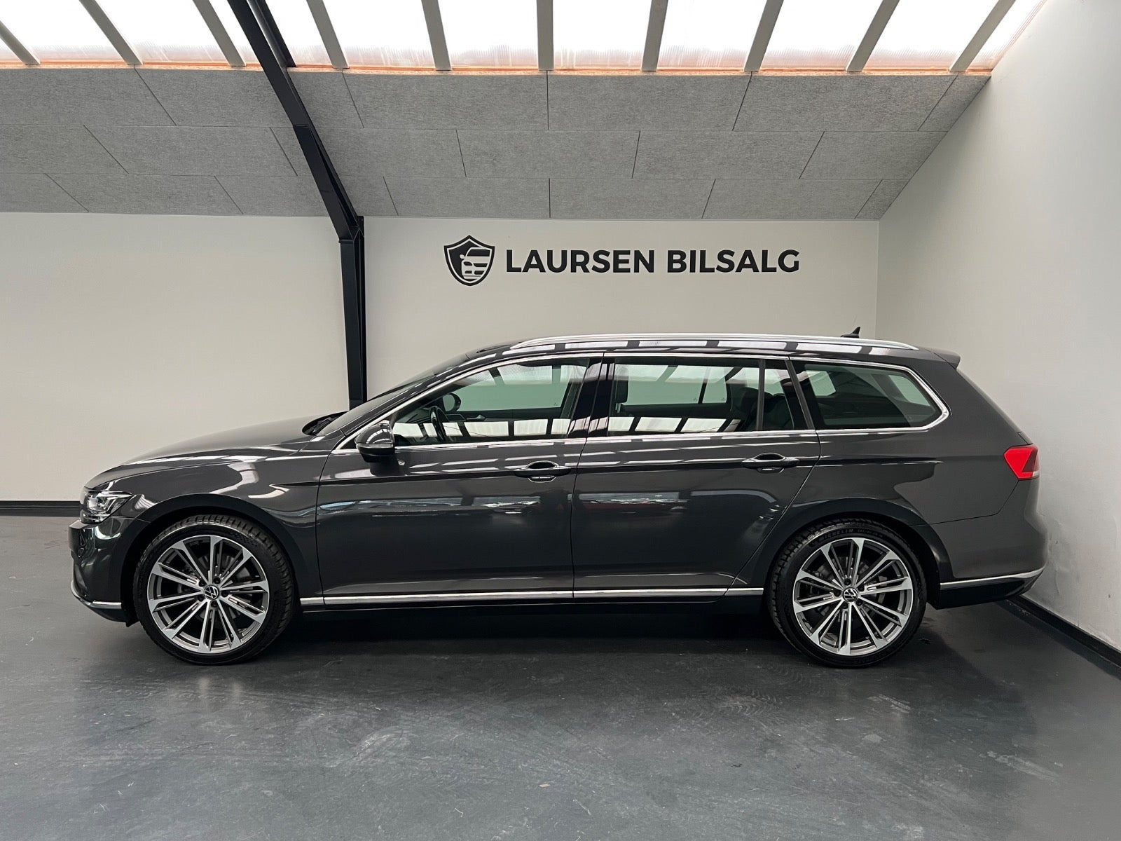 Grå VW Passat fra 2021