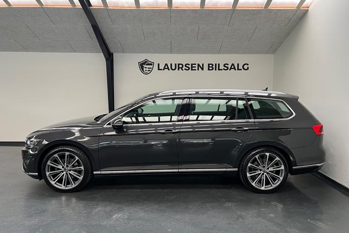 Grå VW Passat fra 2021