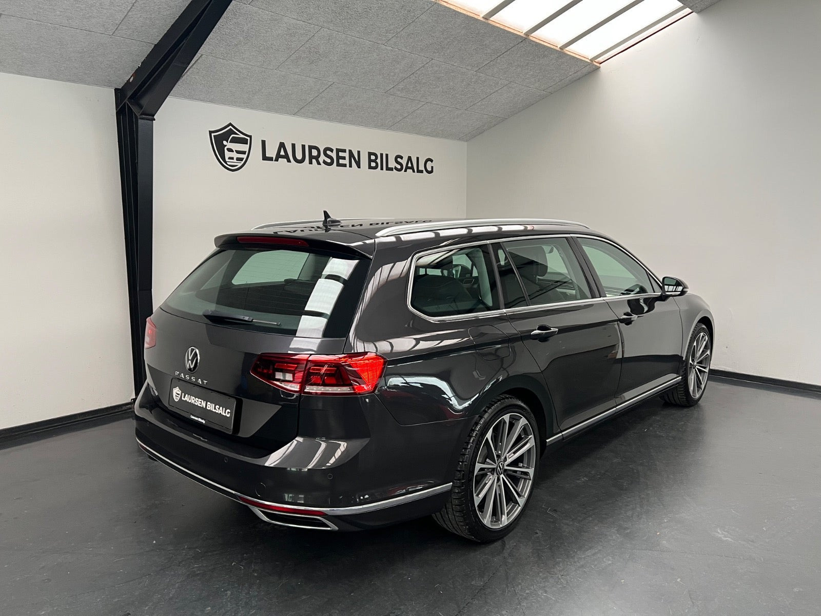 Grå VW Passat fra 2021