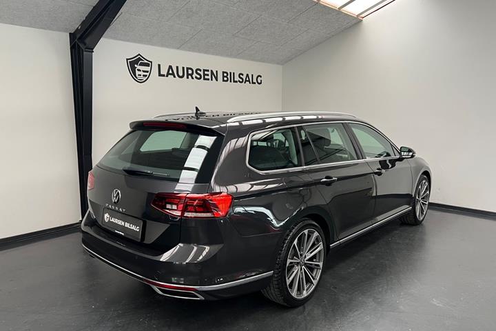 Grå VW Passat fra 2021