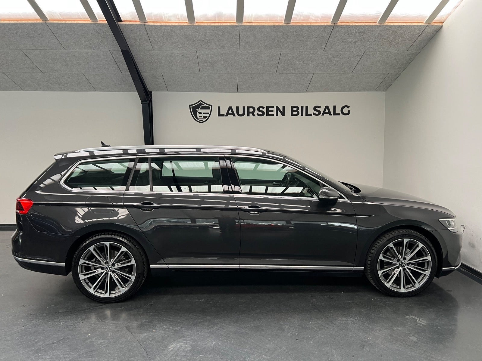 Grå VW Passat fra 2021