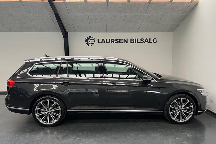 Grå VW Passat fra 2021