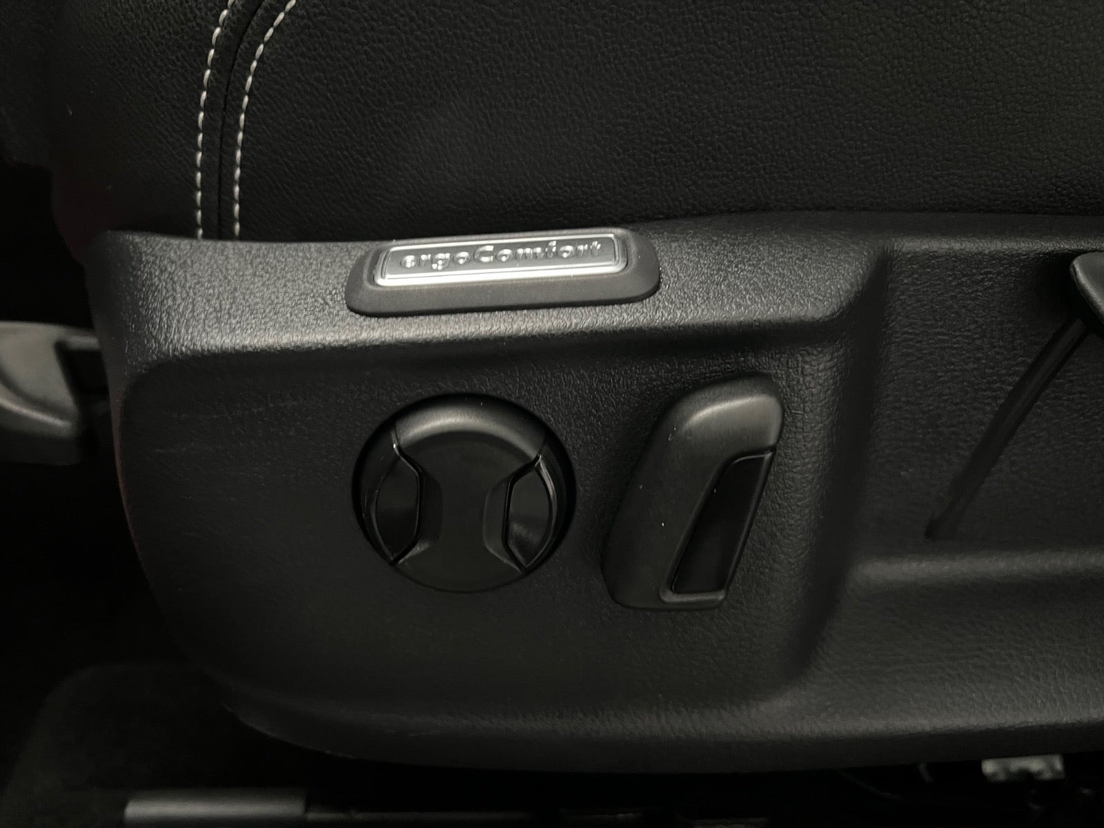 Grå VW Passat fra 2021