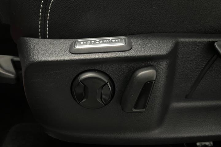 Grå VW Passat fra 2021
