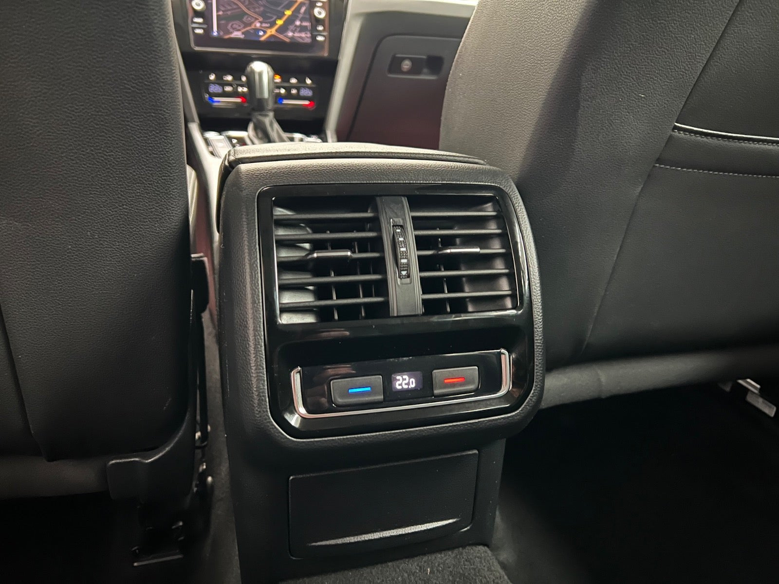 Grå VW Passat fra 2021