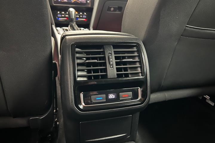 Grå VW Passat fra 2021