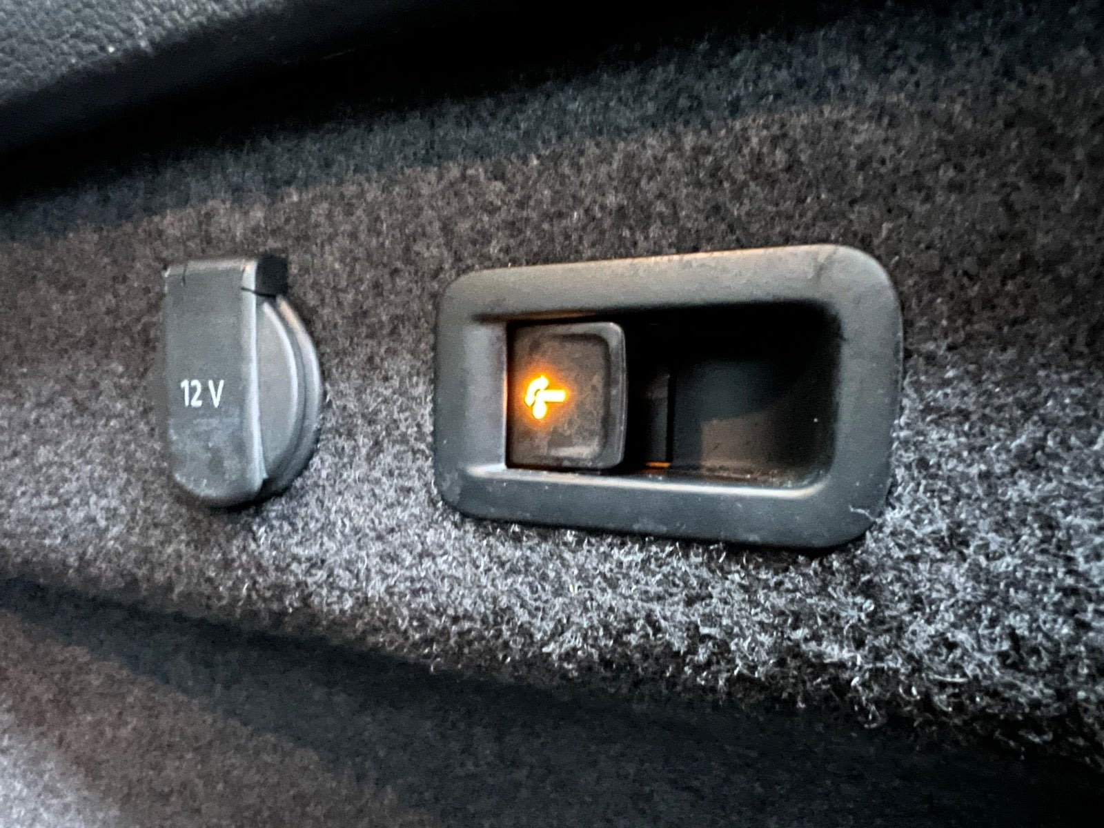 Grå VW Passat fra 2021