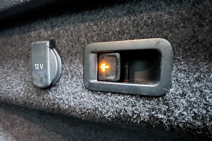 Grå VW Passat fra 2021