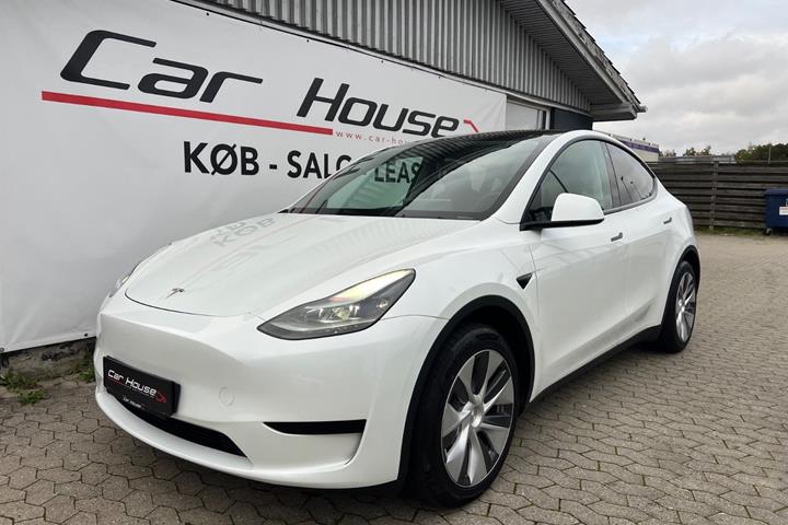 Hvid Tesla Model Y fra 2024