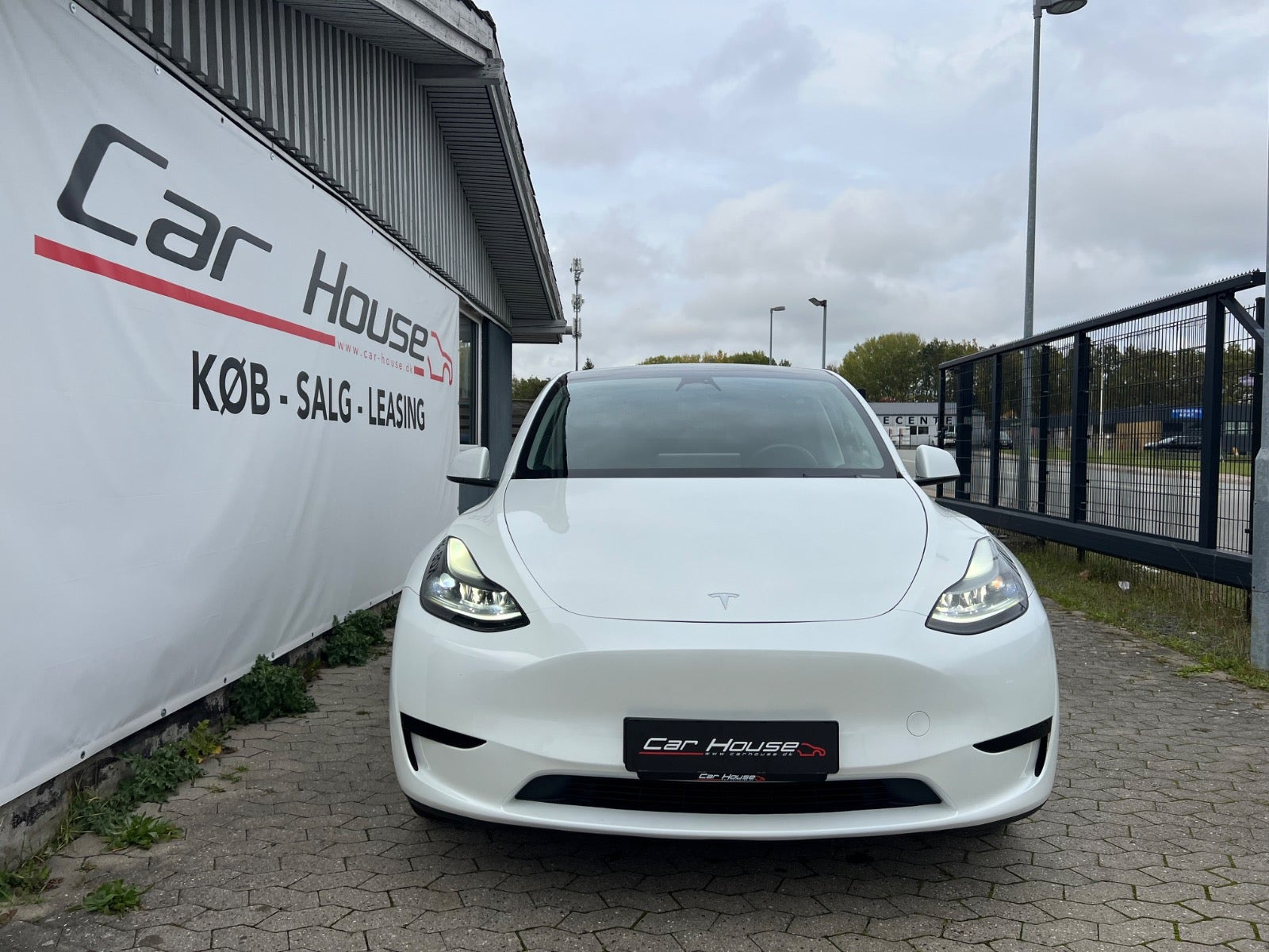 Hvid Tesla Model Y fra 2024