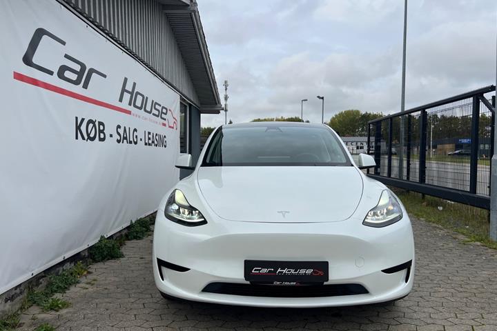 Hvid Tesla Model Y fra 2024