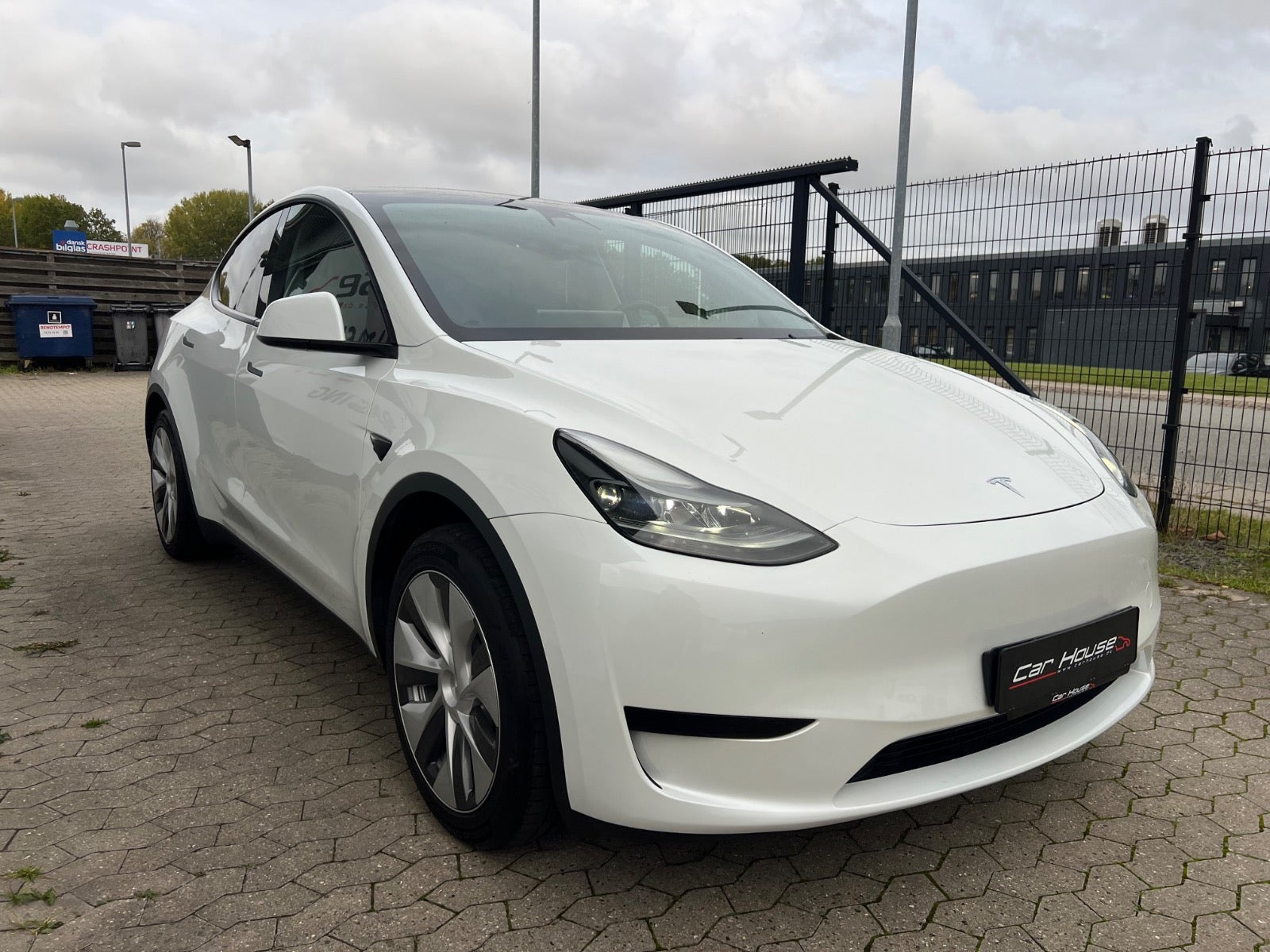Hvid Tesla Model Y fra 2024