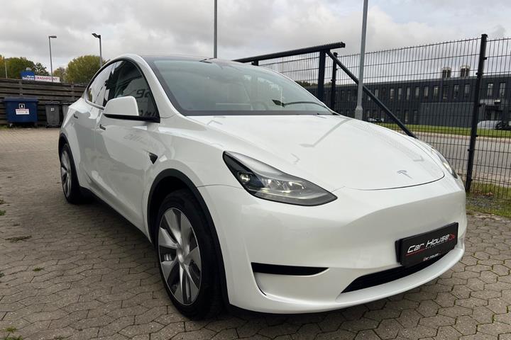 Hvid Tesla Model Y fra 2024