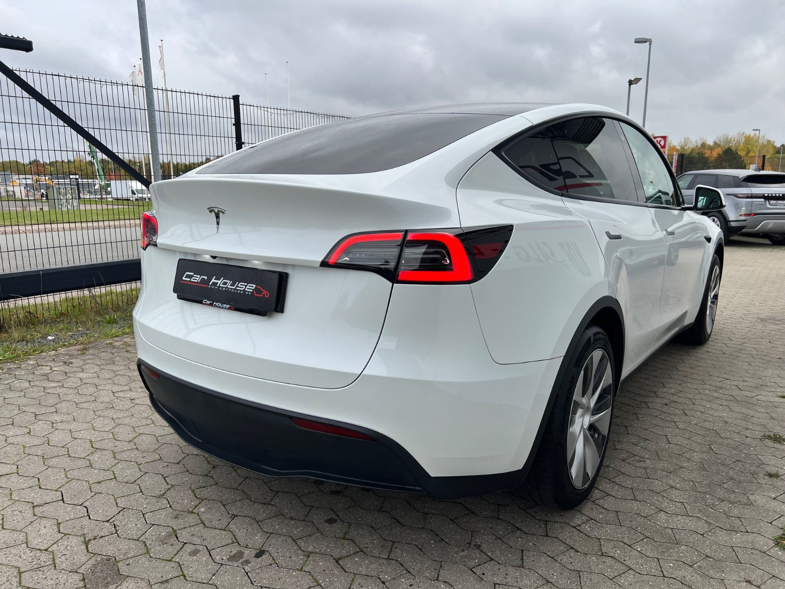 Hvid Tesla Model Y fra 2024