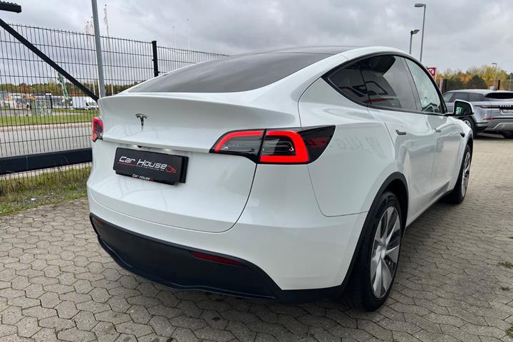 Hvid Tesla Model Y fra 2024