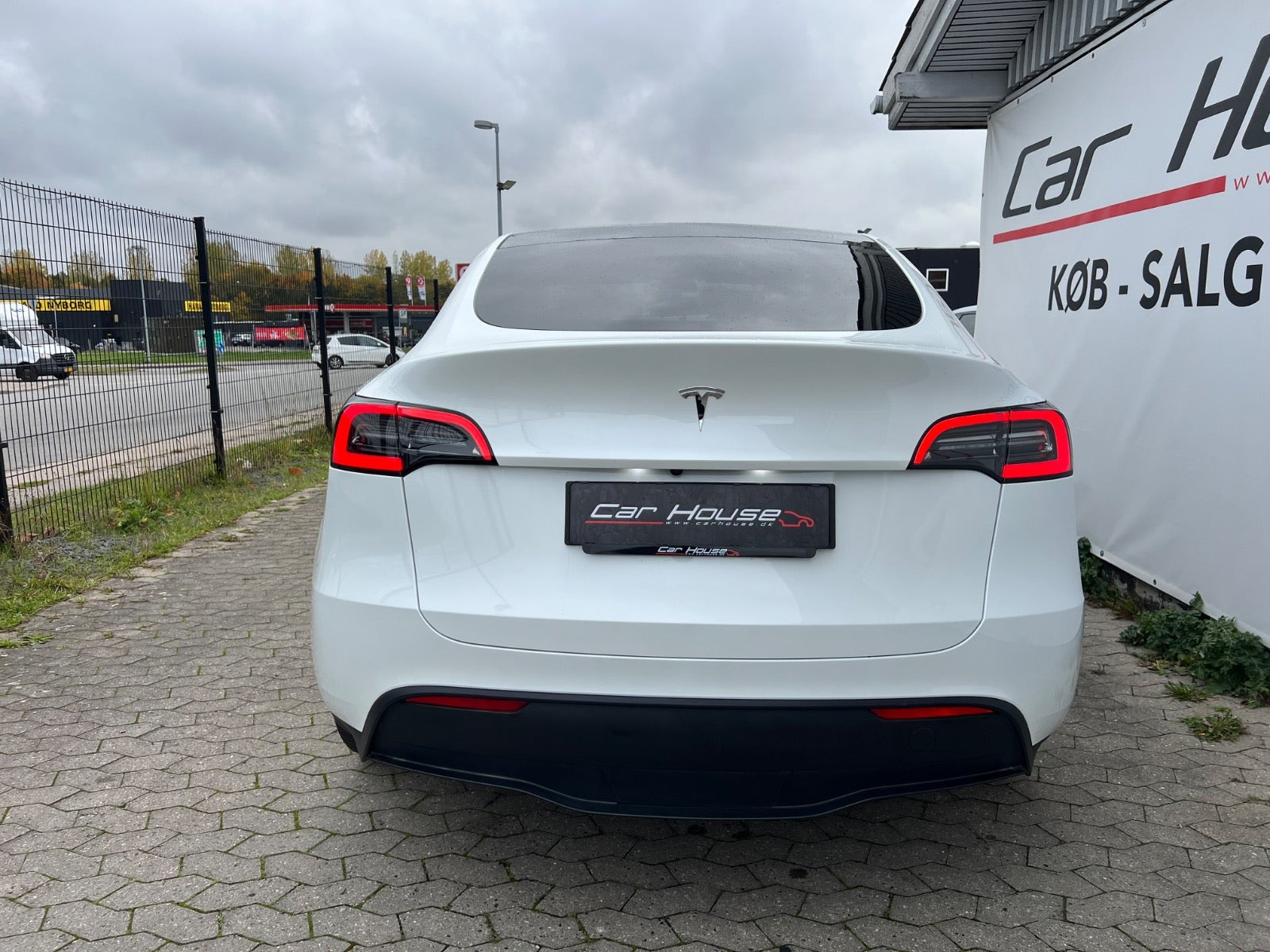 Hvid Tesla Model Y fra 2024