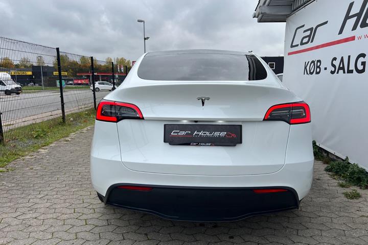 Hvid Tesla Model Y fra 2024