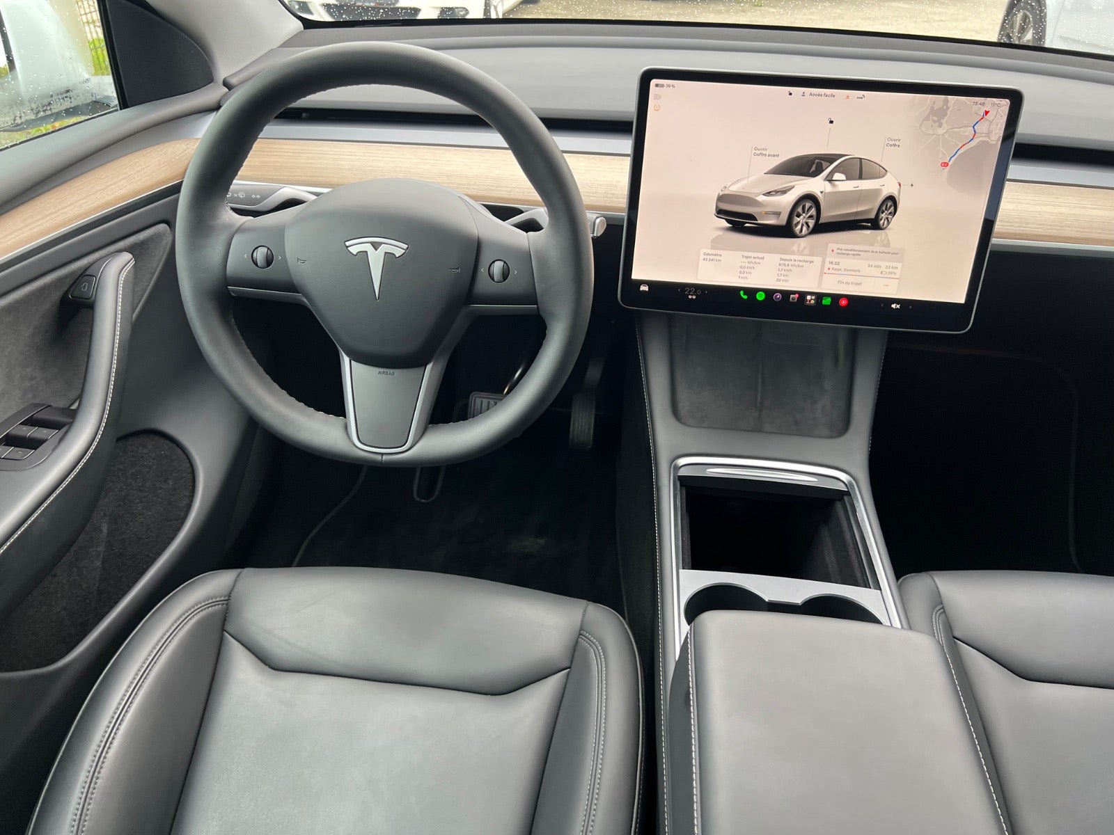 Hvid Tesla Model Y fra 2024