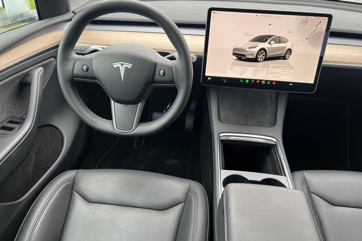 Hvid Tesla Model Y fra 2024