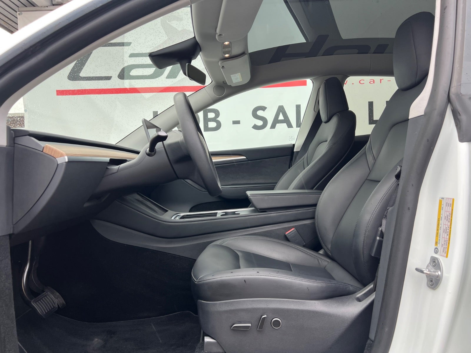 Hvid Tesla Model Y fra 2024