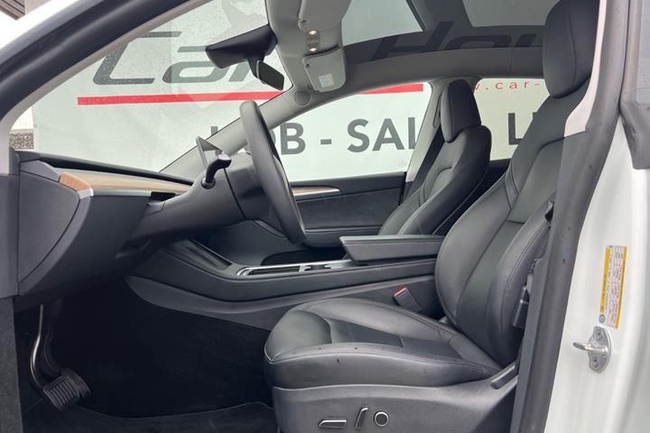 Hvid Tesla Model Y fra 2024