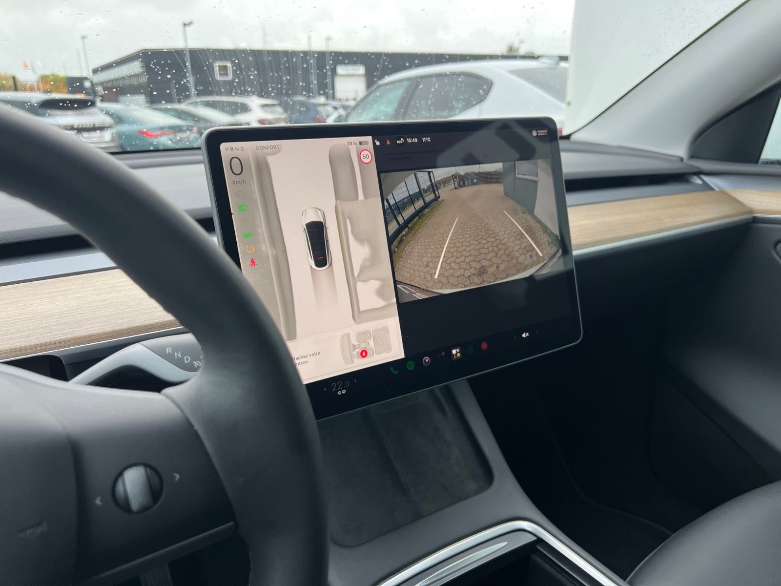 Hvid Tesla Model Y fra 2024