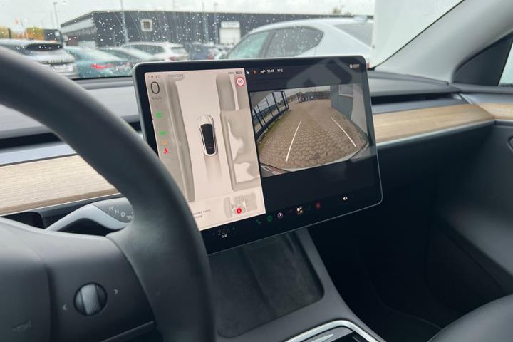 Hvid Tesla Model Y fra 2024