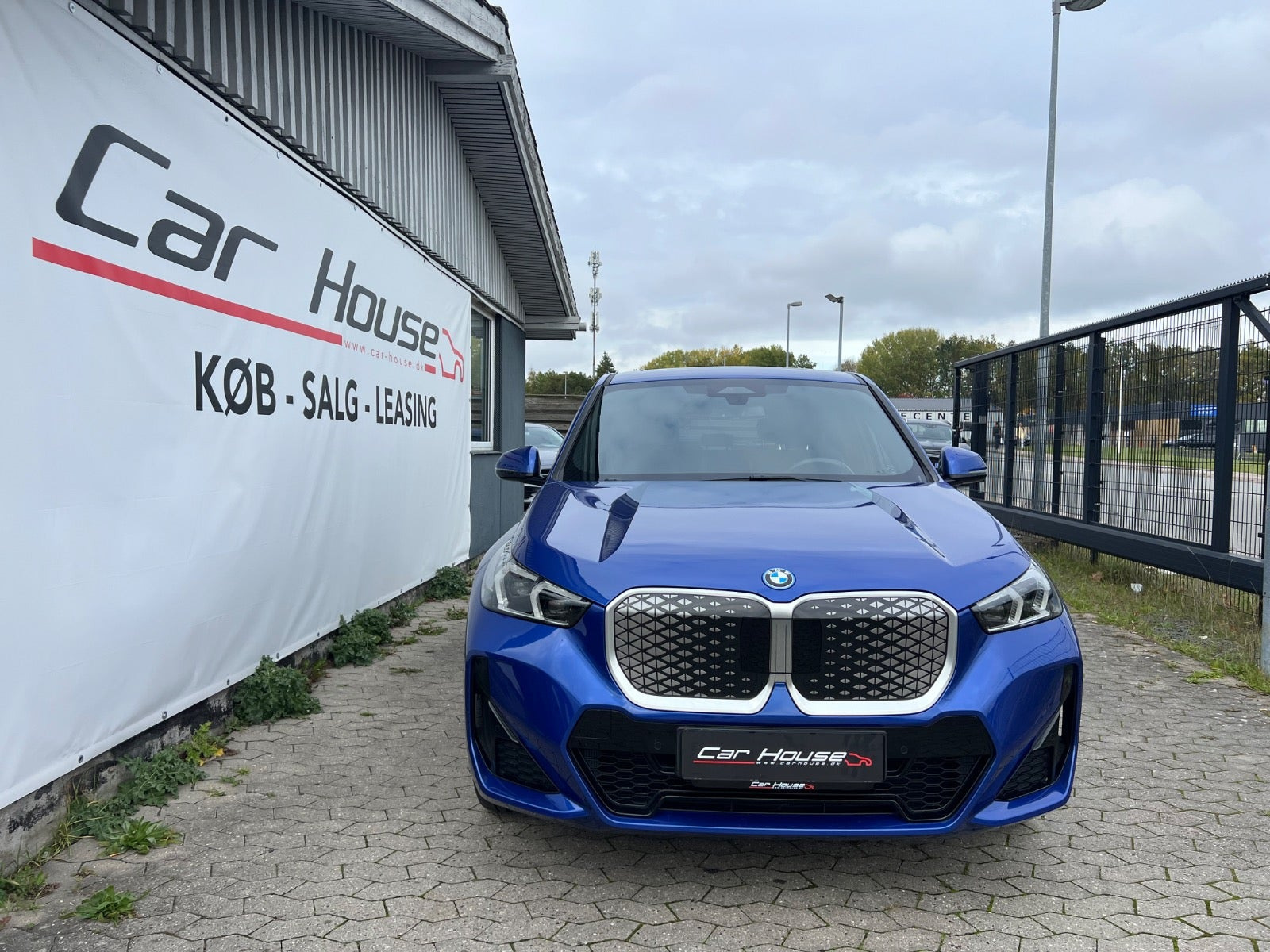 Blå BMW iX1 fra 2024
