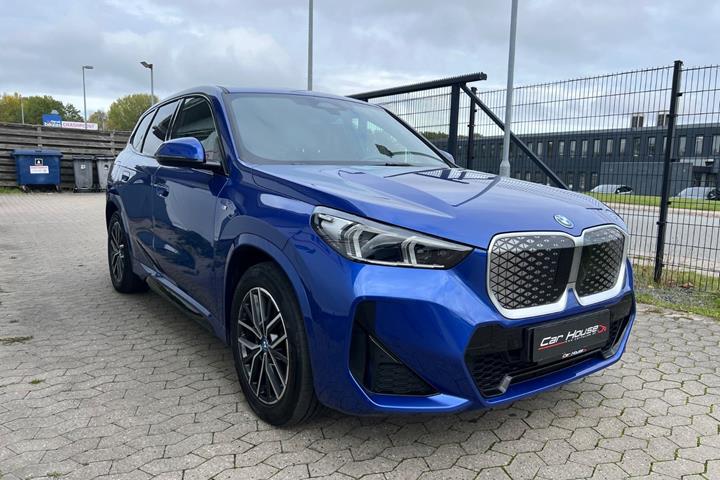 Blå BMW iX1 fra 2024