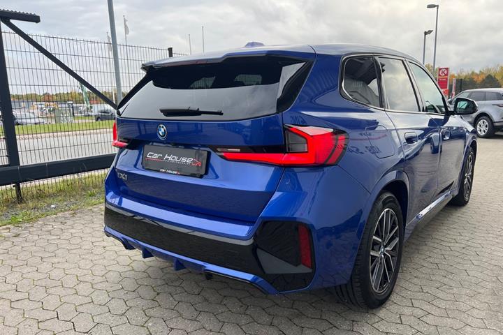 Blå BMW iX1 fra 2024