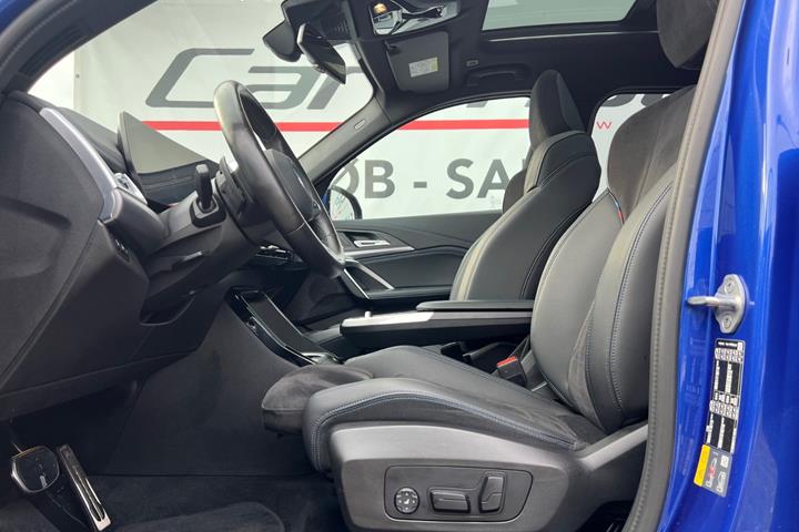 Blå BMW iX1 fra 2024