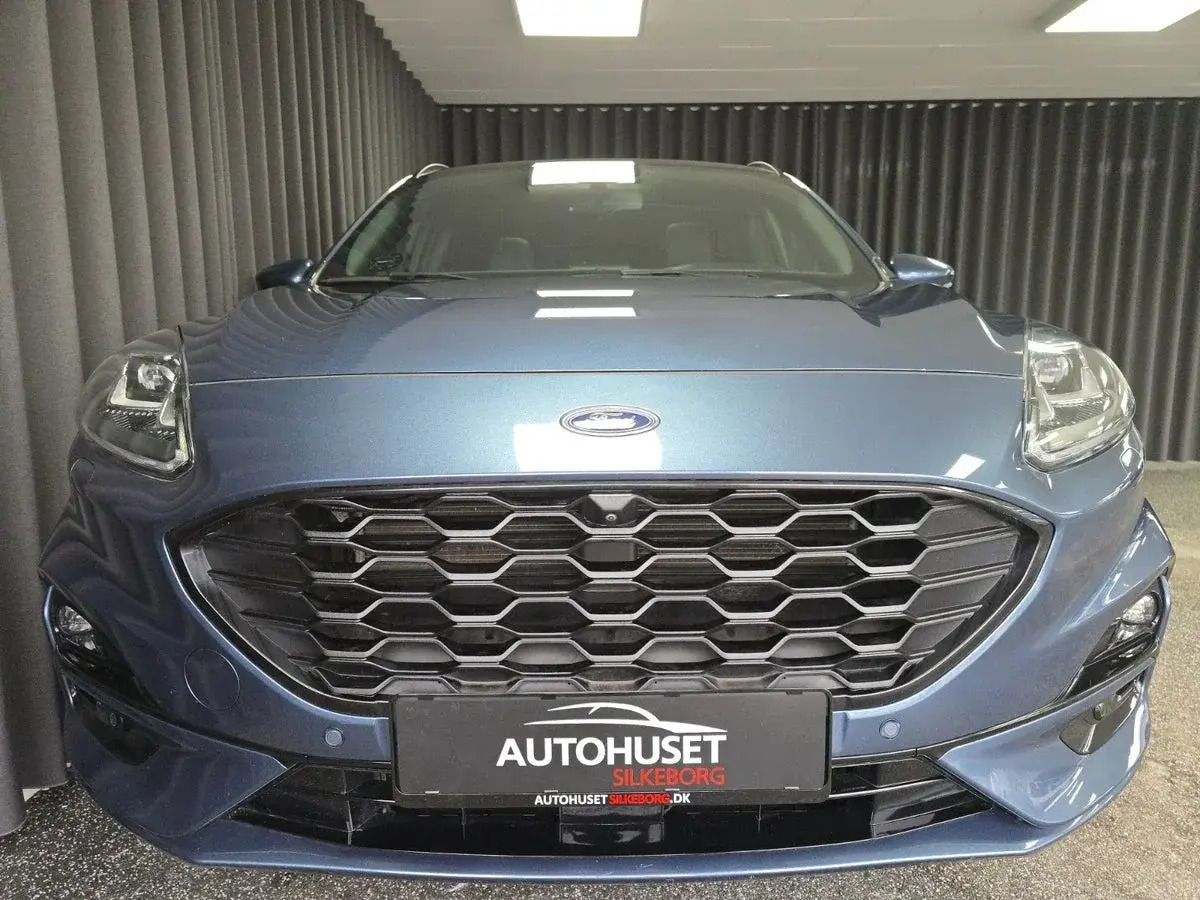 Blå Ford Kuga fra 2021