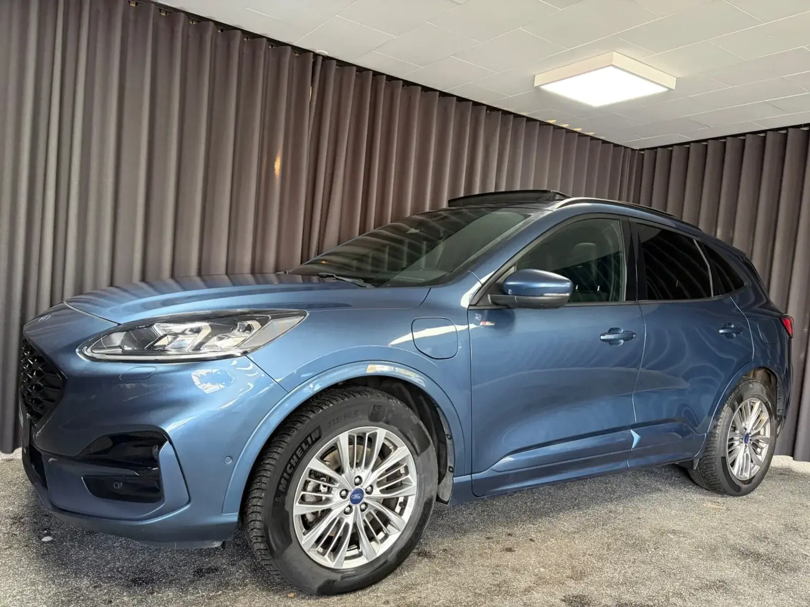 Blå Ford Kuga fra 2021
