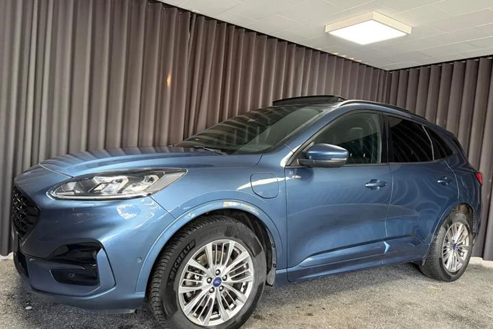 Blå Ford Kuga fra 2021