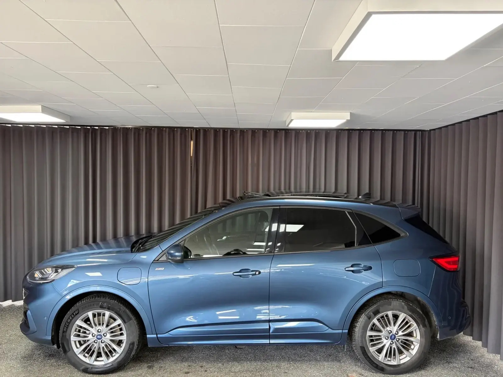 Blå Ford Kuga fra 2021