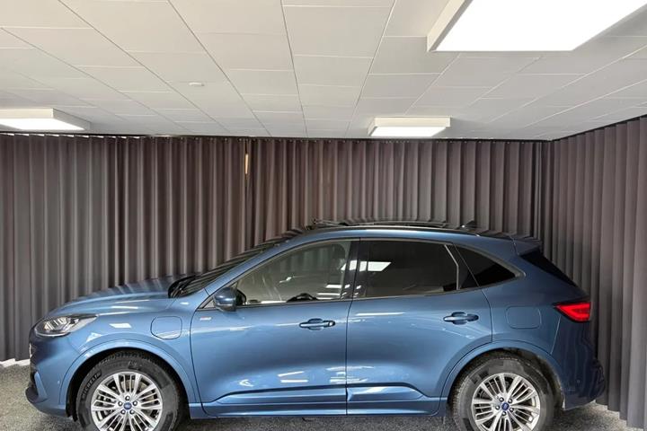 Blå Ford Kuga fra 2021