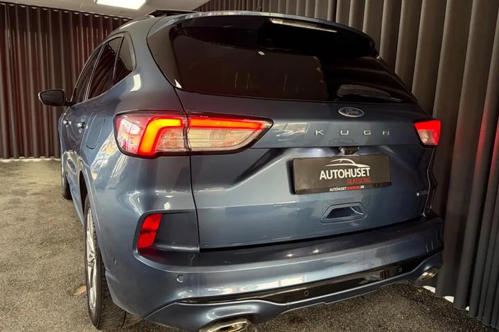 Blå Ford Kuga fra 2021