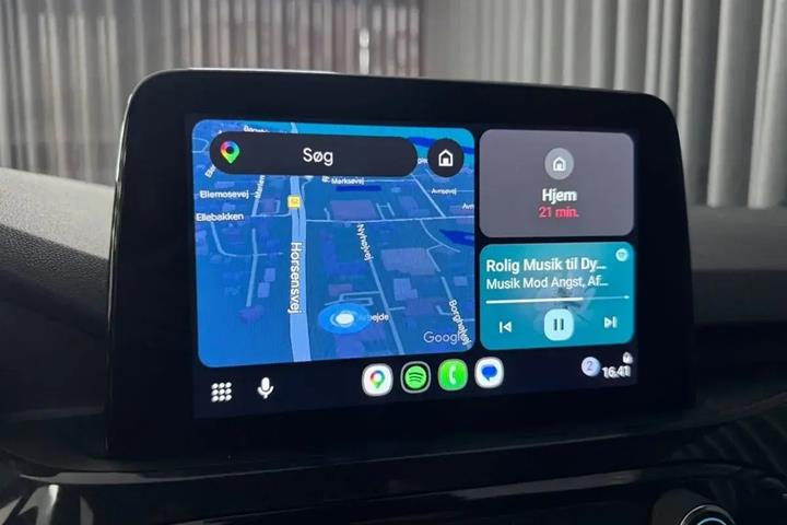 Blå Ford Kuga fra 2021